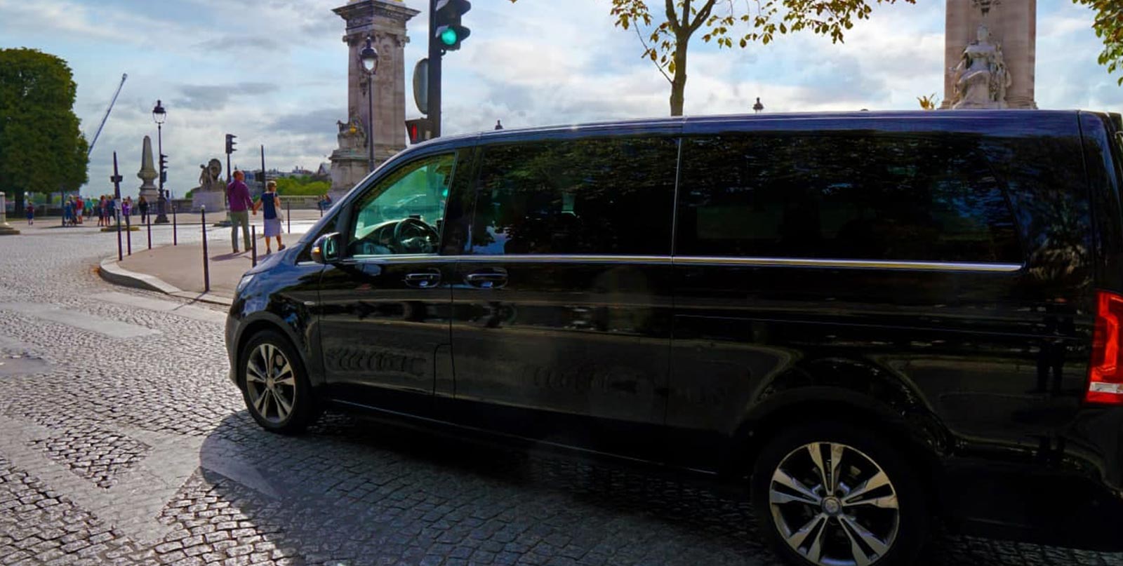 Spacious Mercedes-Benz V-Class interior for comfortable Disneyland Paris transfers by Easy Go Shuttle