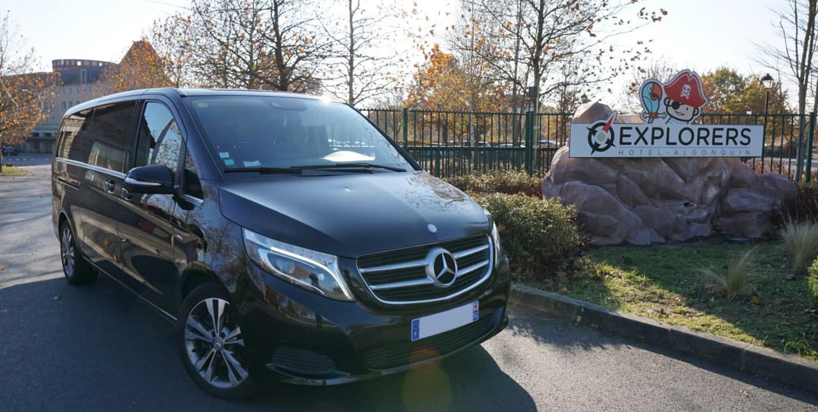 Elegant Mercedes-Benz V-Class cabin with leather seats for private Paris tours and airport shuttles