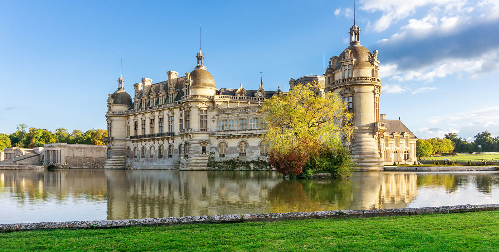 The Chantilly Castle, visit of the castle, the museums and the park 