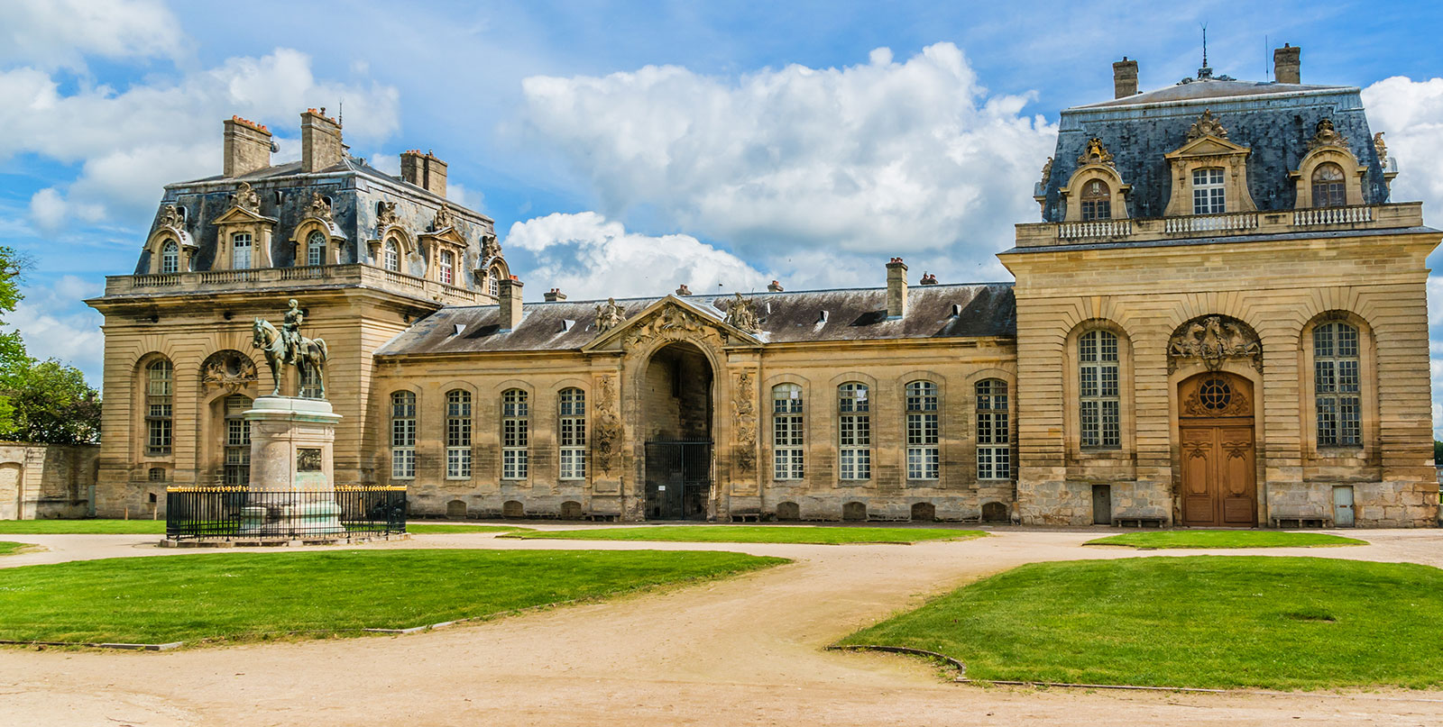 Historic Chantilly architecture - affordable private transfer service from Charles de Gaulle airport with no hidden charges