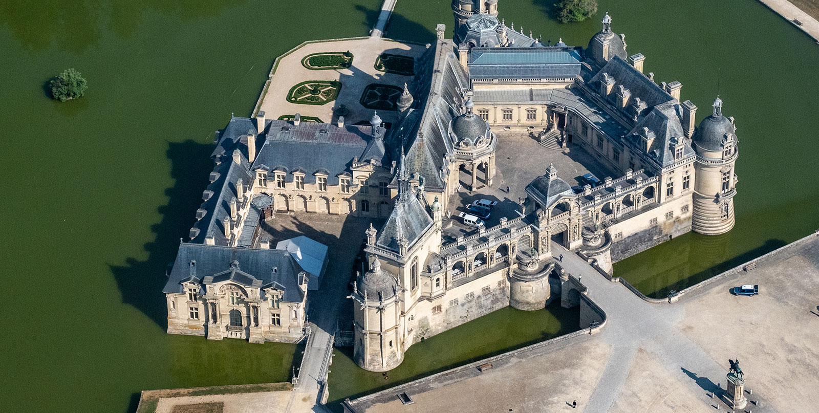 Chantilly gardens and fountains - convenient private shuttle from Paris with no credit card required for booking