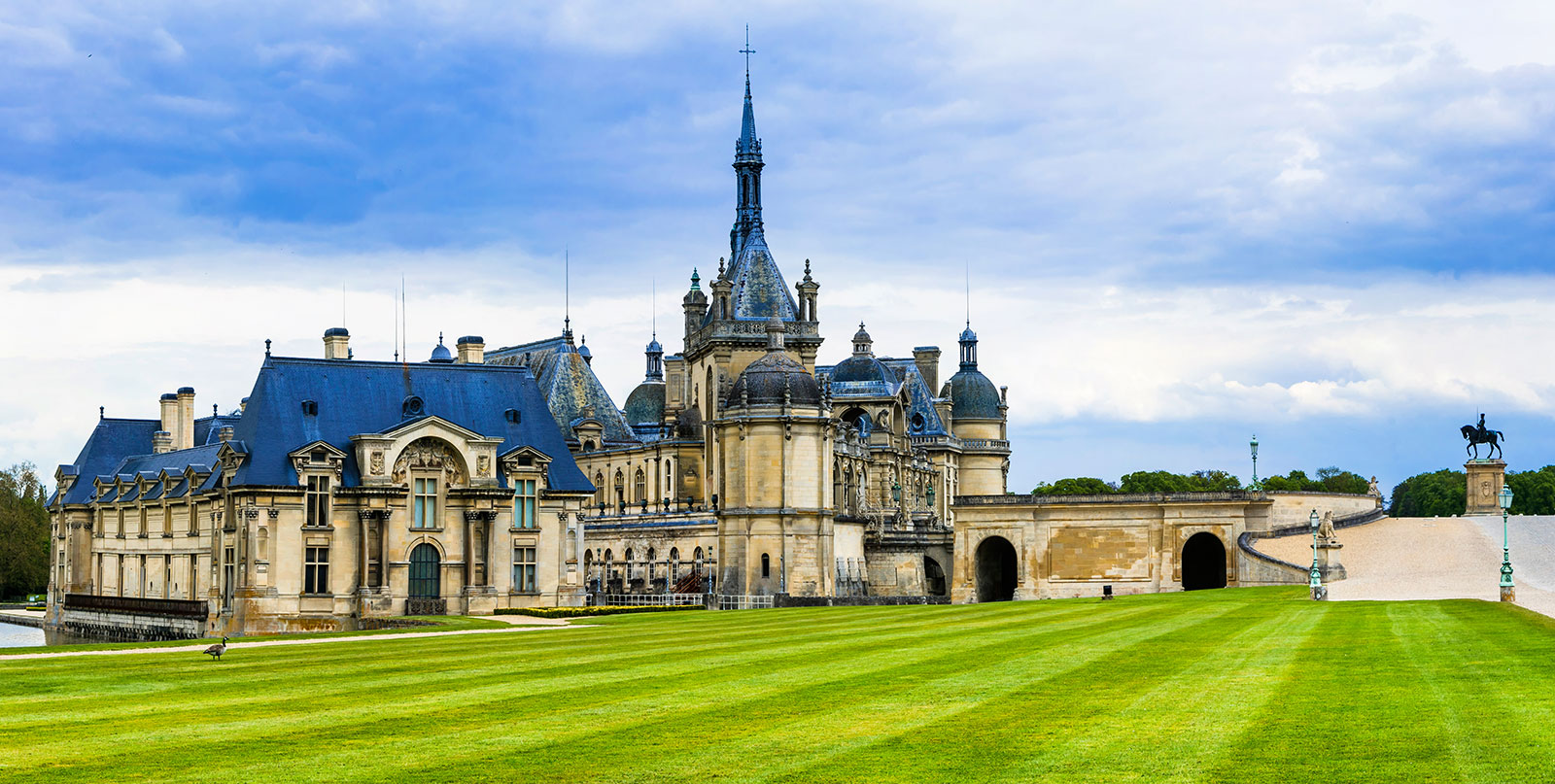 Chantilly village charm - affordable private transfer from Charles de Gaulle and Beauvais airports with Easy Go Shuttle