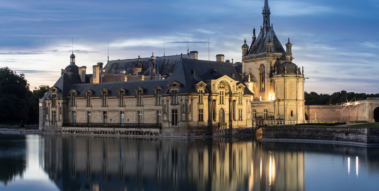 Chantilly night scene - 24/7 private transfer service from Paris airports with bilingual professional drivers