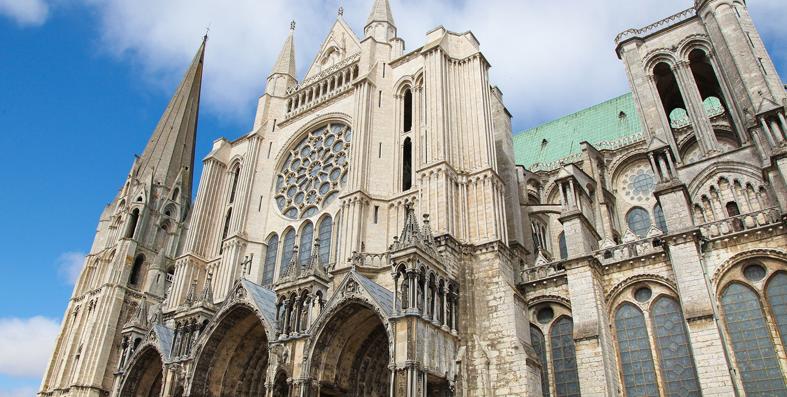 Professional driver service for Chartres day trips from Paris - Easy Go Shuttle transportation