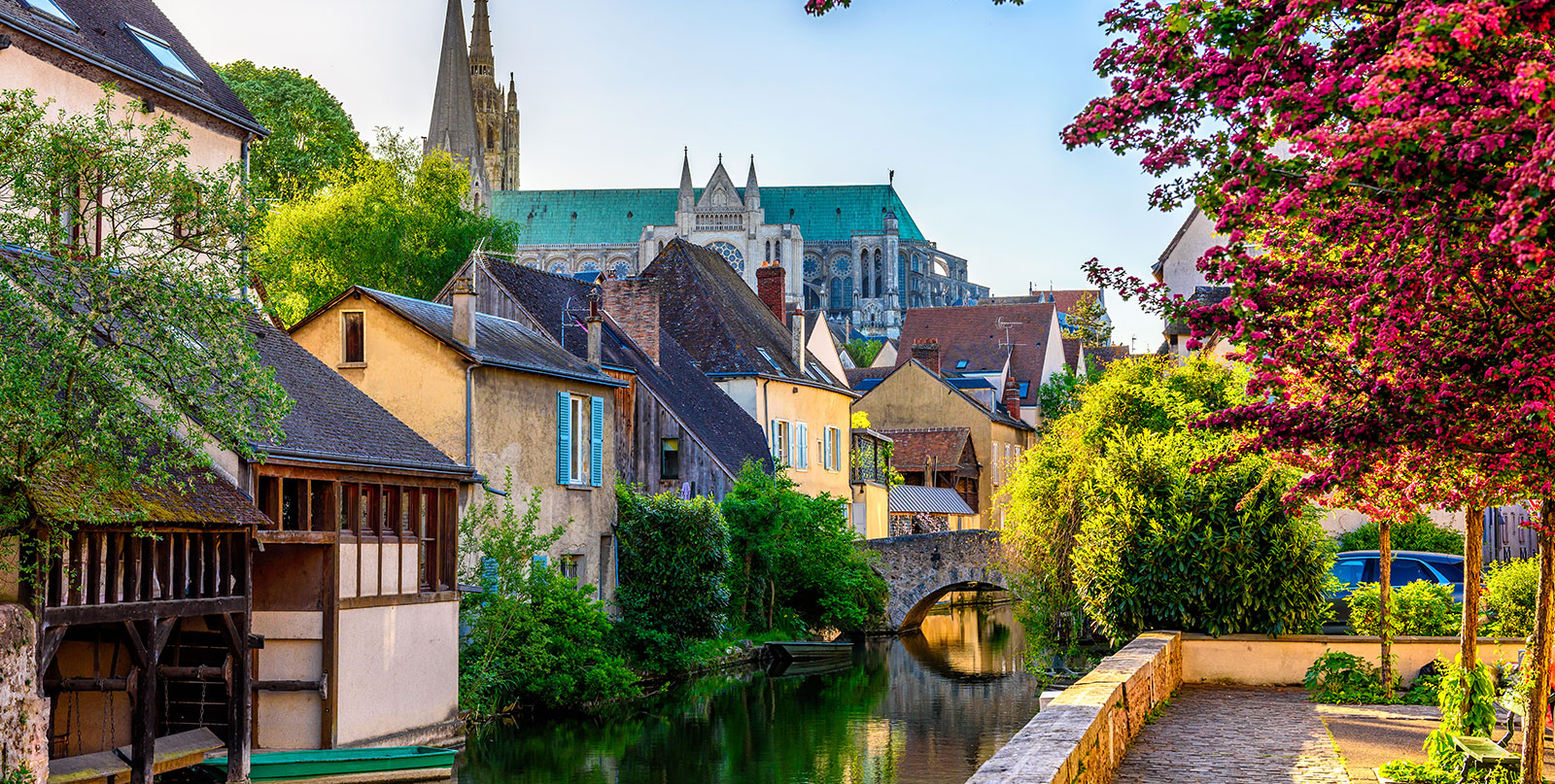 English speaking drivers for Chartres Cathedral tours - Paris airport shuttle service