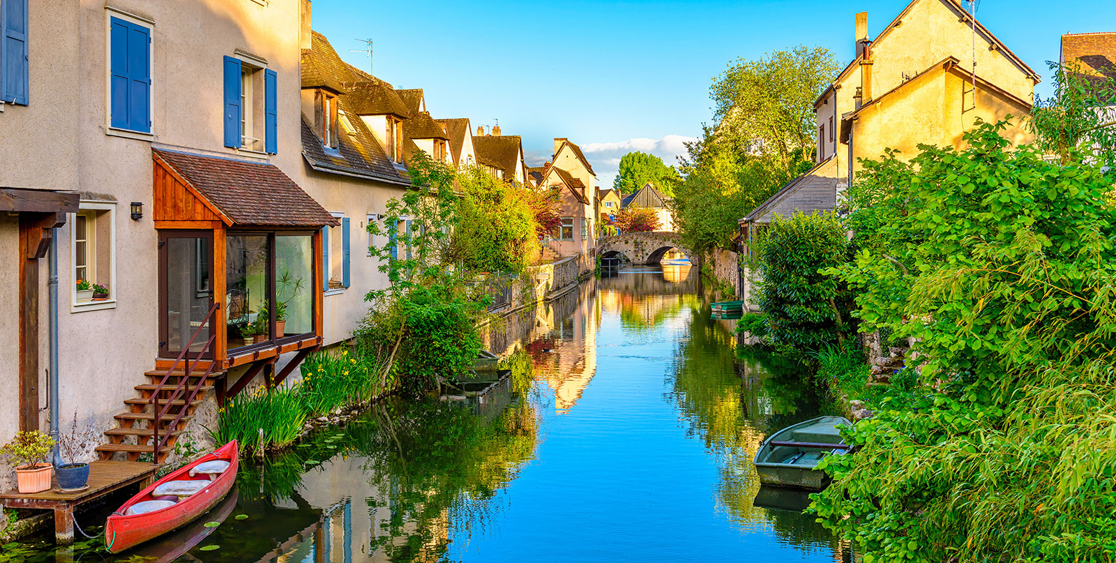 Fixed price transfer service to Chartres - no hidden charges - Paris airport transportation