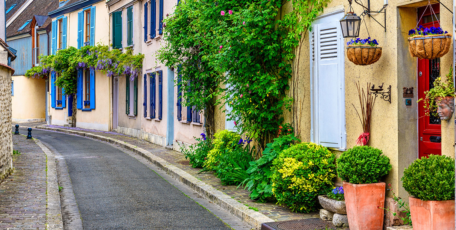 24/7 private shuttle service from Paris to Chartres Cathedral - Easy Go Shuttle transportation