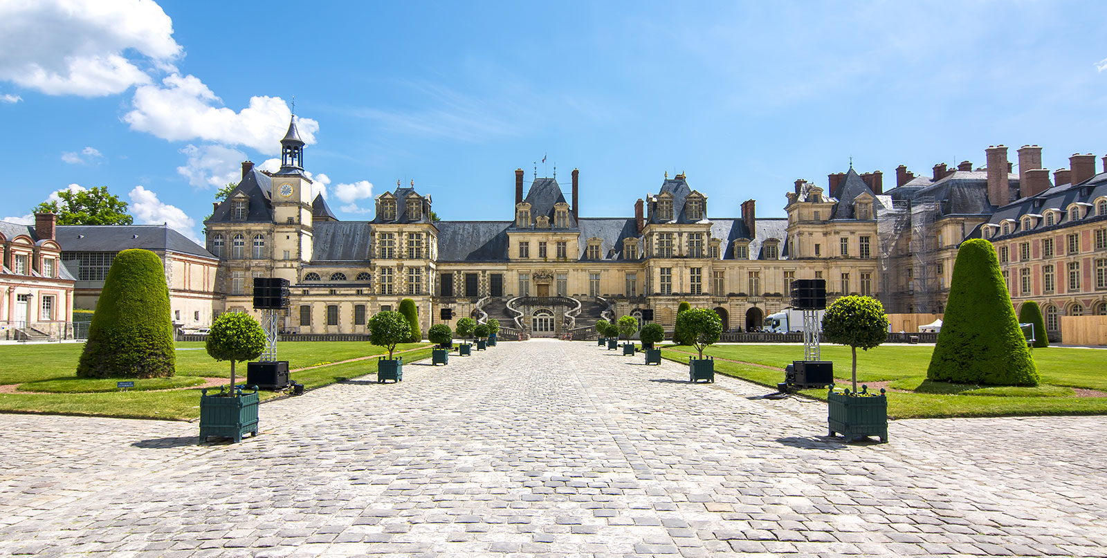 Fontainebleau private transfer from Paris airports - luxury chauffeur service by Easy Go Shuttle