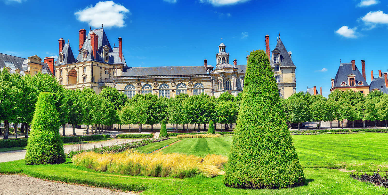 Luxury private car service to Fontainebleau - affordable airport transfers with English speaking drivers