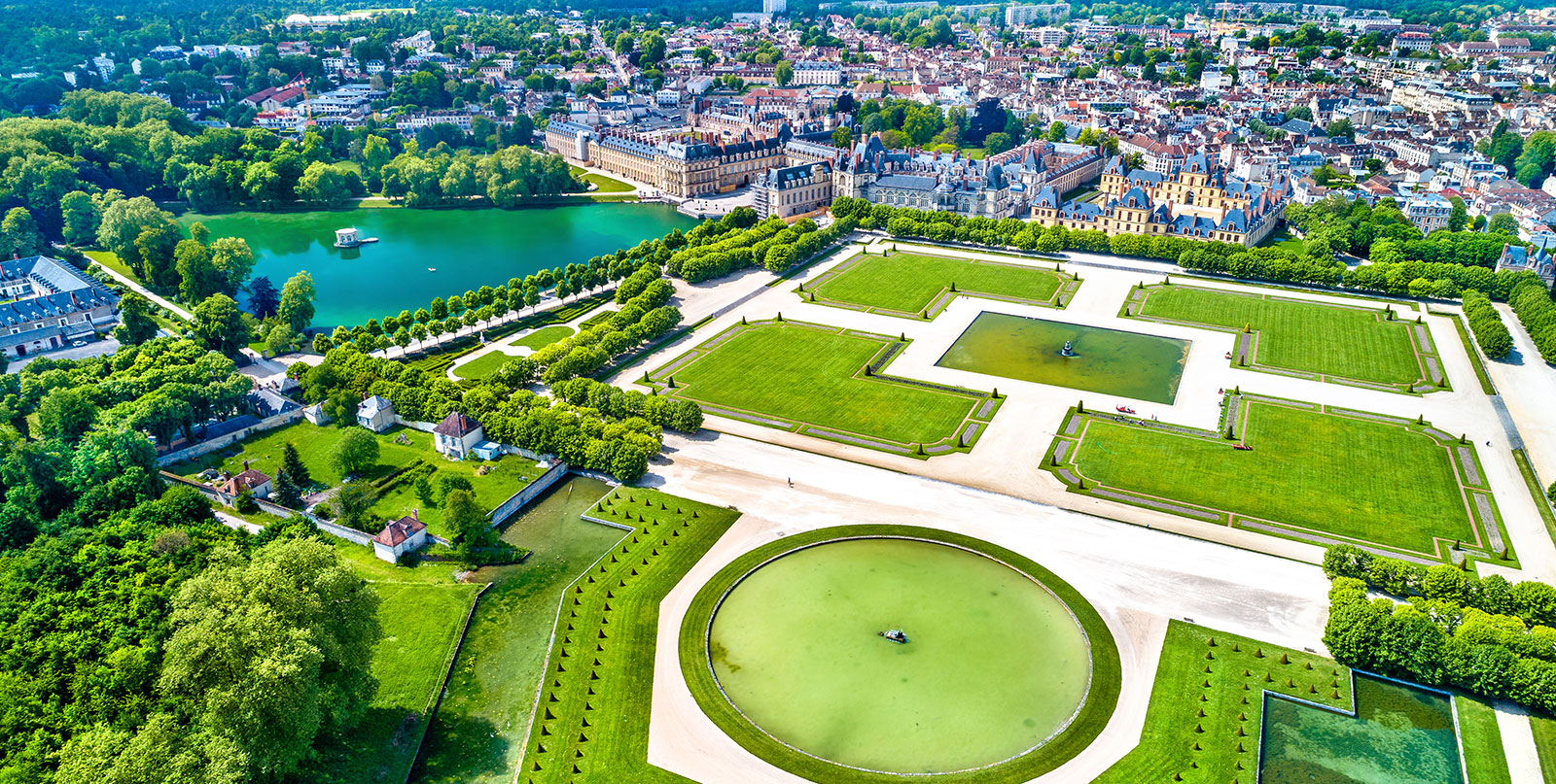 Fontainebleau tourist attractions shuttle - comfortable transportation from Paris with Easy Go Shuttle