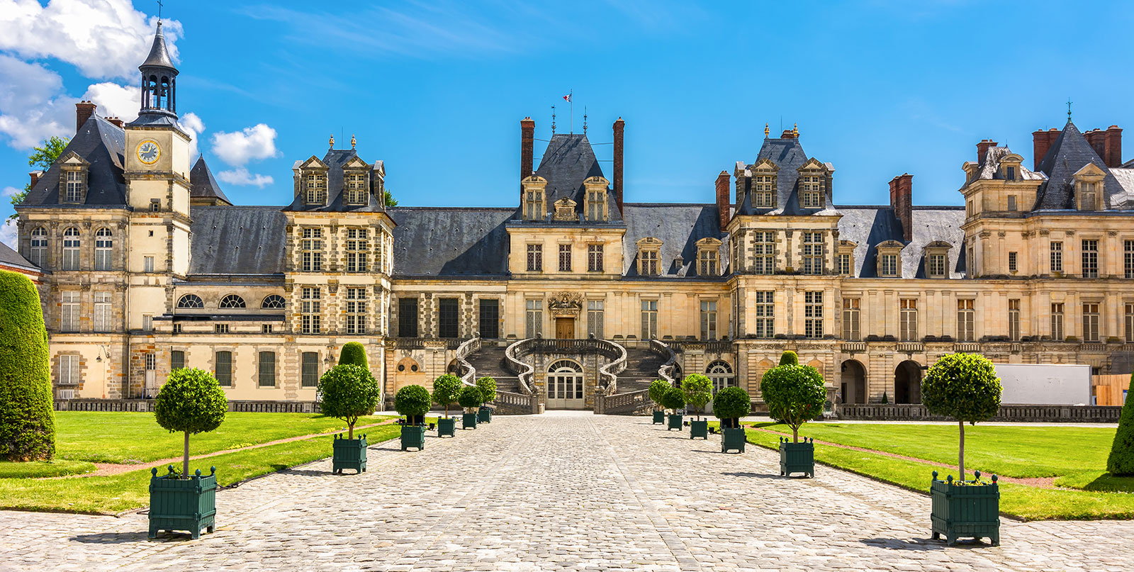 Fontainebleau fixed price transfers - no hidden charges private car service from Paris airports