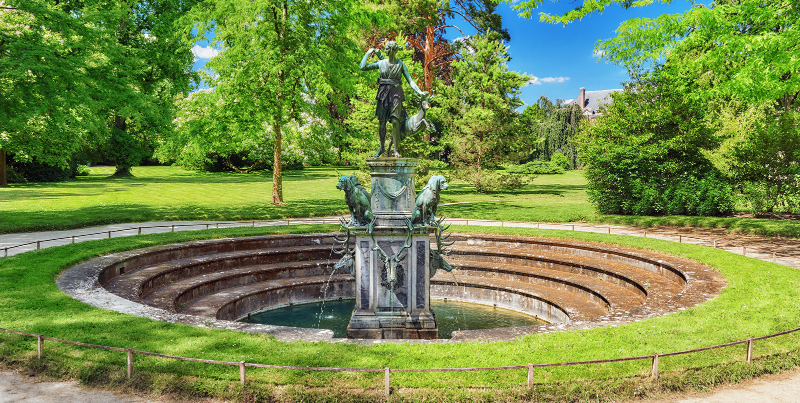 Easy Go Shuttle Fontainebleau day trip - professional drivers and 24/7 transportation service