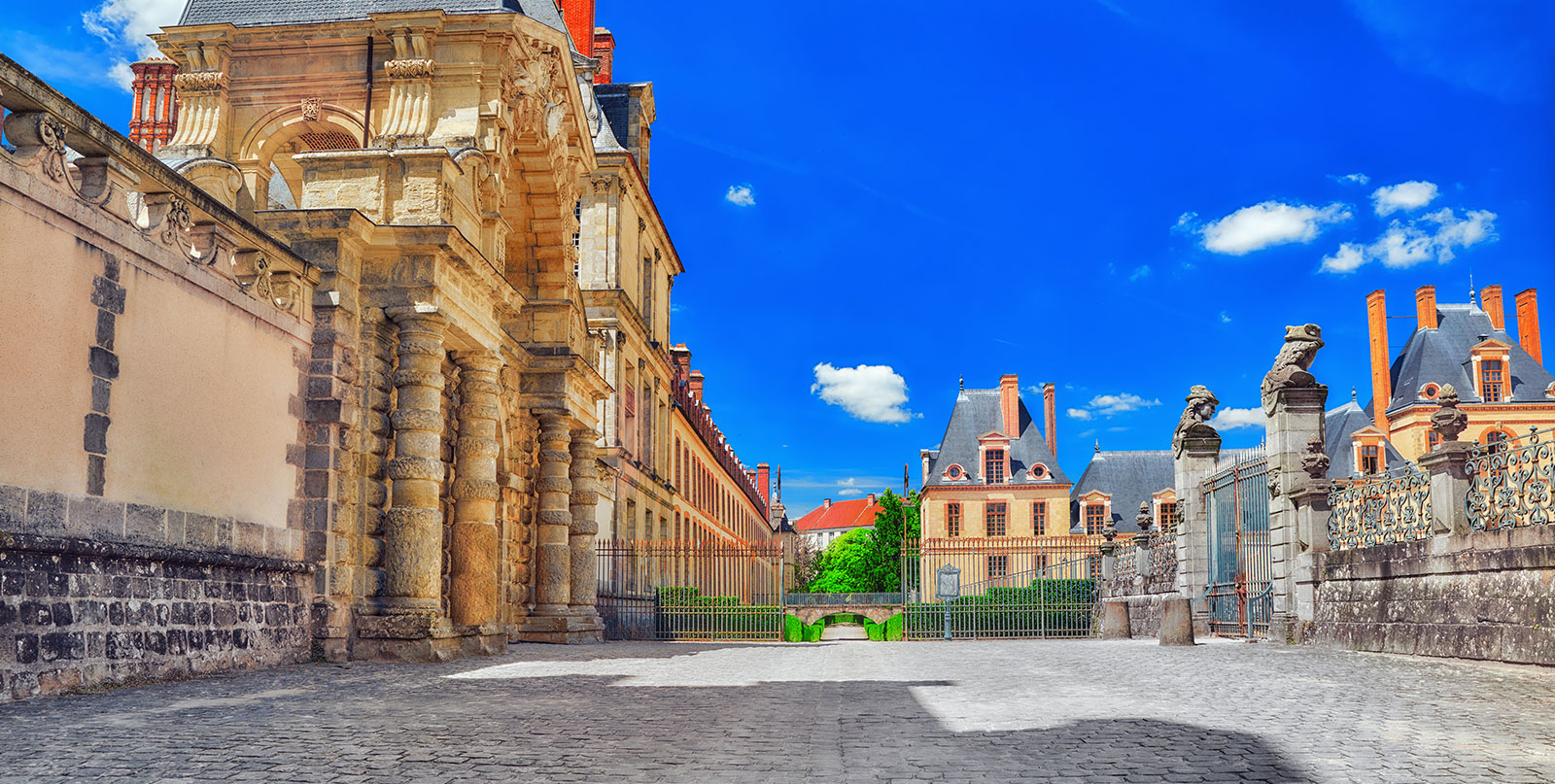 Fontainebleau Forest and Palace transportation - private shuttle with free baby seats from Paris
