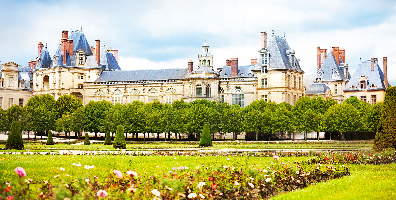 Charles de Gaulle to Fontainebleau private transfer - reliable chauffeur service by Easy Go Shuttle