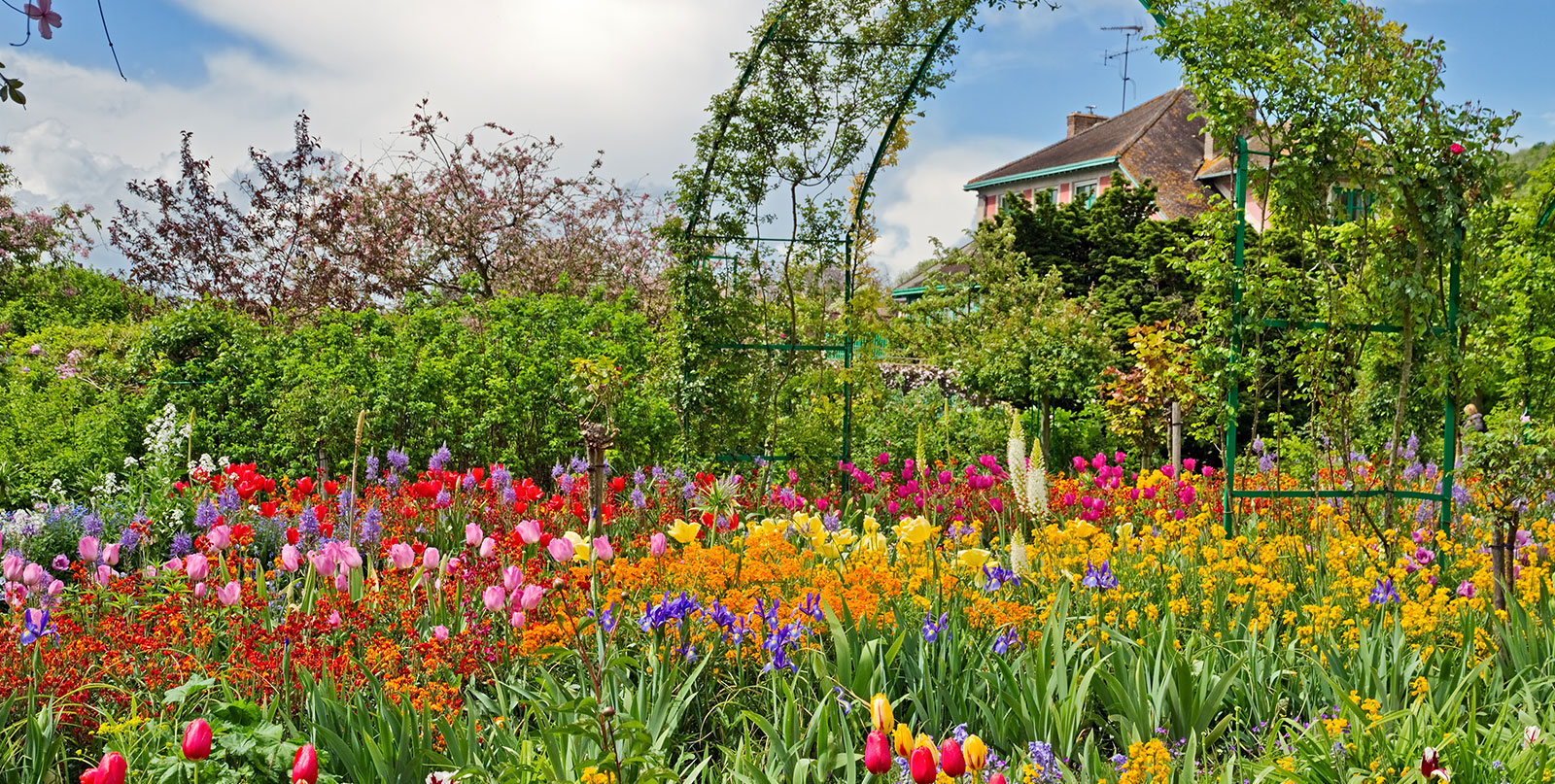 Luxury transportation to Giverny from Paris - professional bilingual drivers with Easy Go Shuttle private transfer service