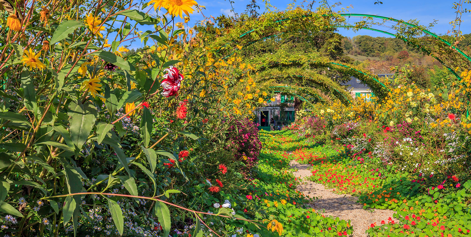 Claude Monet's house Giverny shuttle service - comfortable private transfers from Paris with no hidden charges