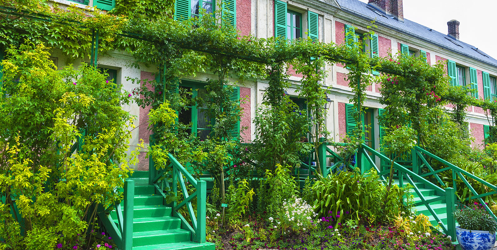 Water lily pond Giverny private tour transportation - Easy Go Shuttle door-to-door service with free child seats