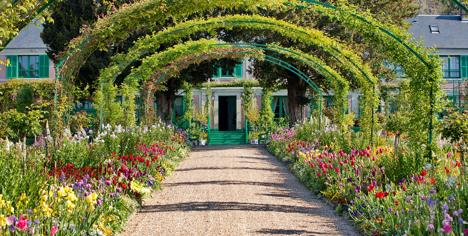 Affordable Giverny private shuttle and tour packages - Easy Go Shuttle Paris airport transportation service