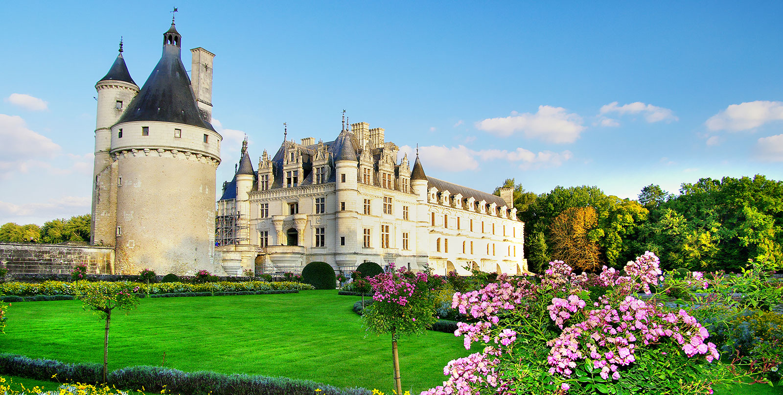 Panoramic view of Loire Valley châteaux and countryside - luxury day trips from Paris with Easy Go Shuttle