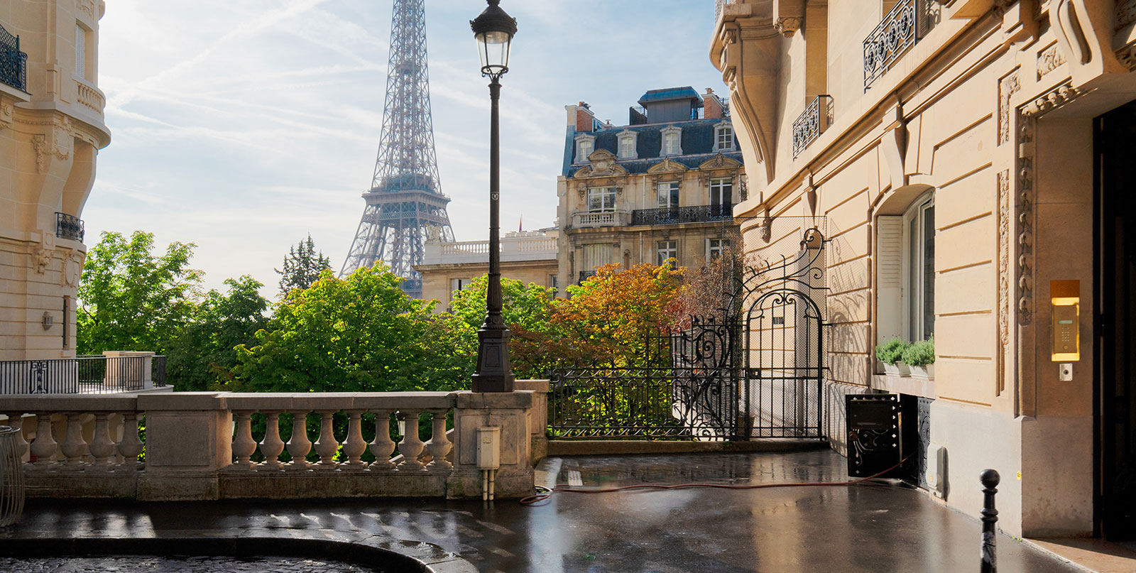 Paris airport transfer to city attractions - Notre Dame Cathedral tour with Easy Go Shuttle