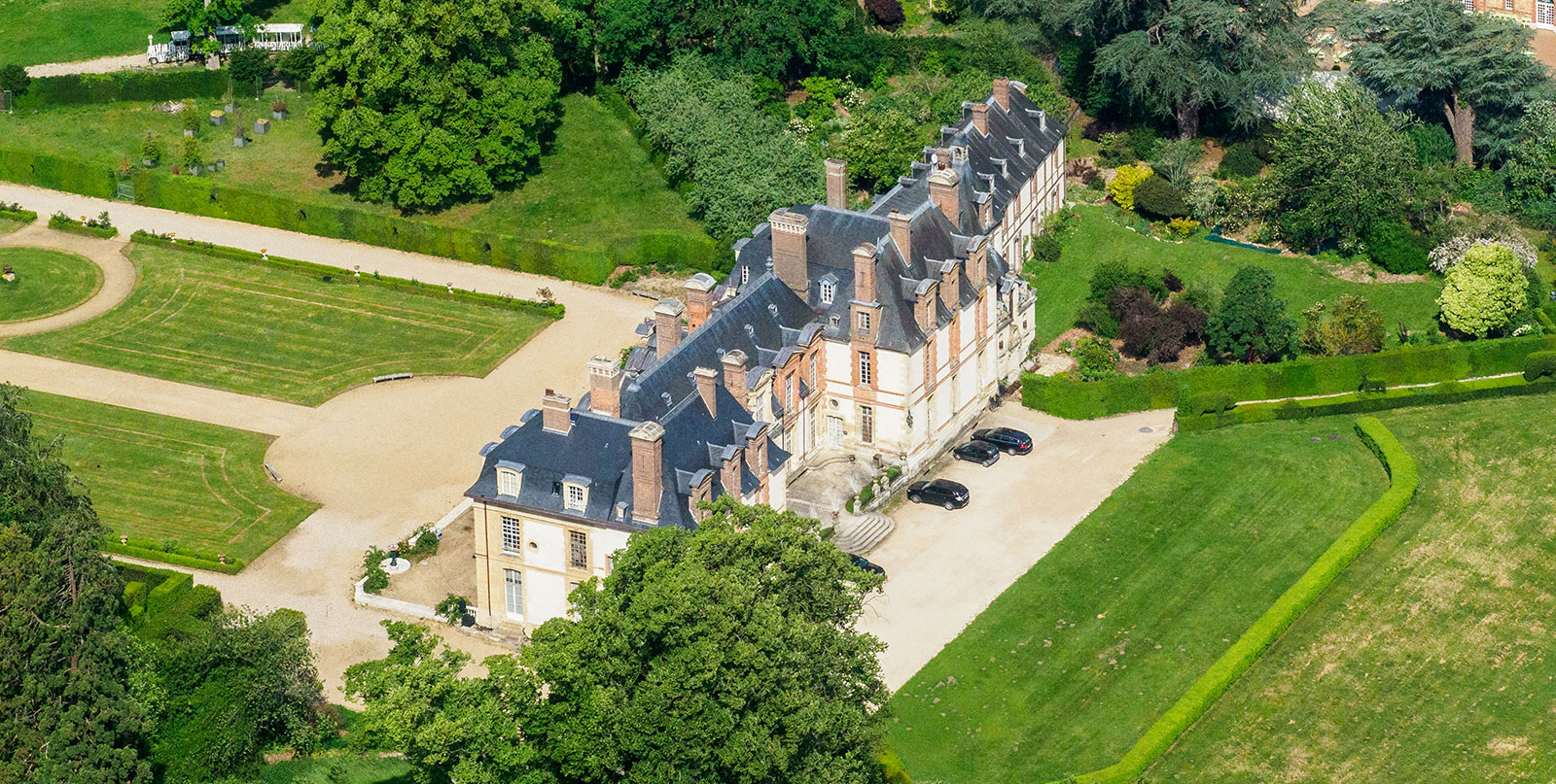 Orly Airport to Thoiry Zoo private transfer with Easy Go Shuttle bilingual drivers