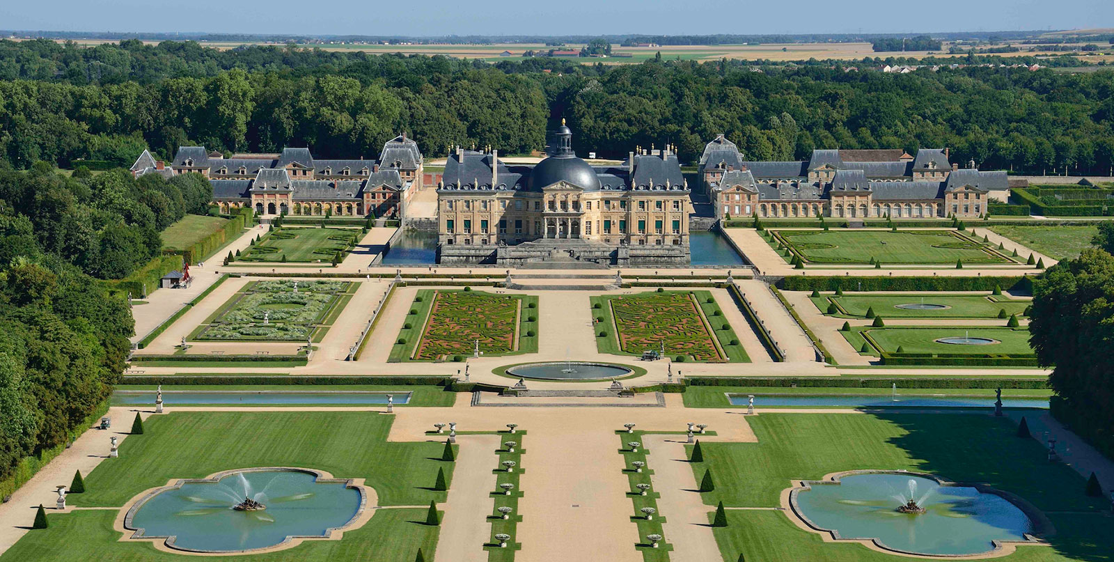Luxury private transfer to Vaux Le Vicomte château from Paris airports with Easy Go Shuttle