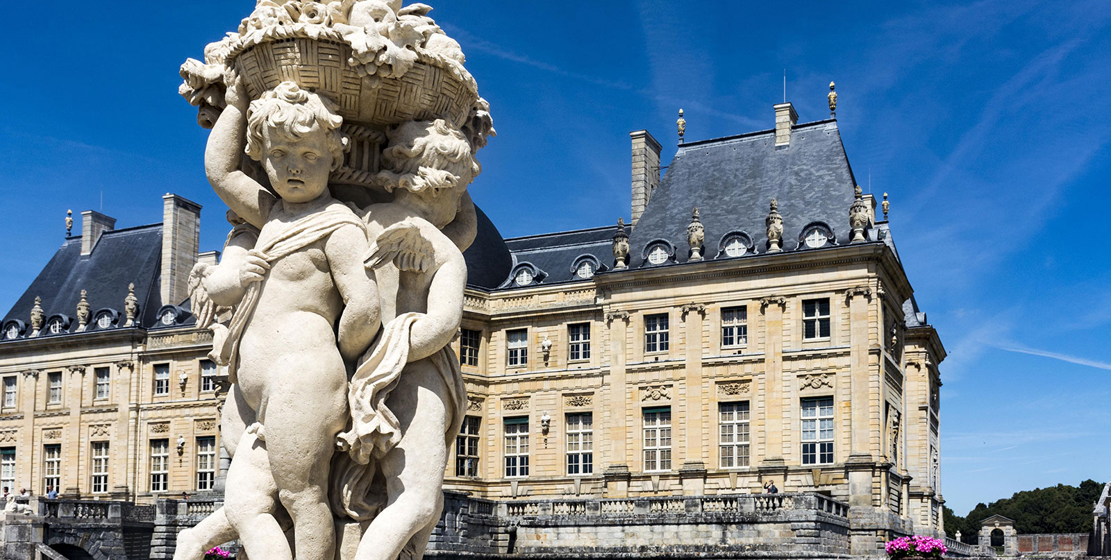Vaux Le Vicomte castle exterior view - private door-to-door transfer service from Paris CDG Airport