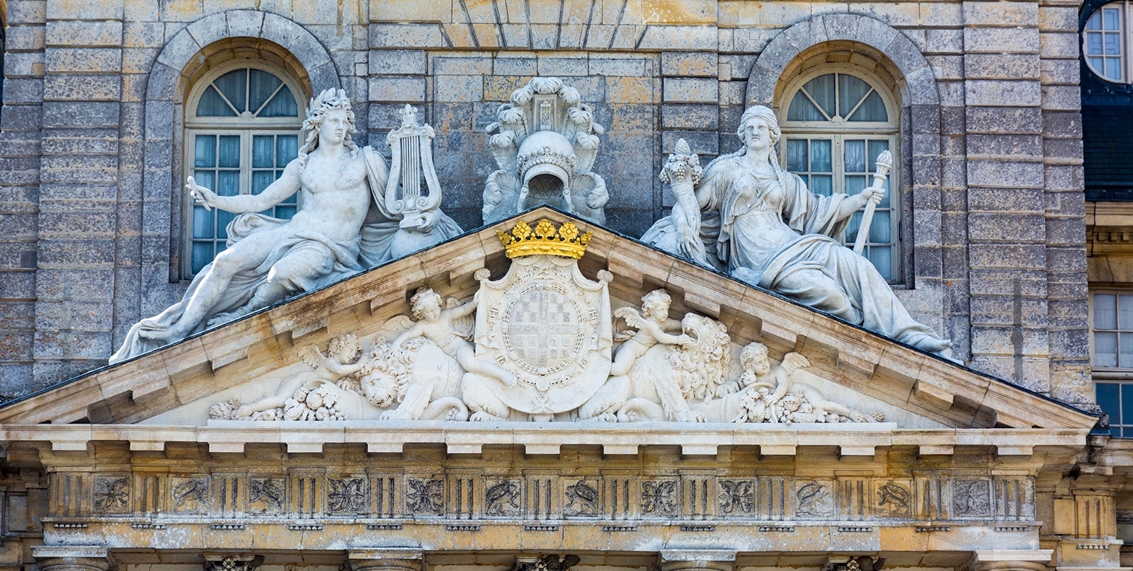 Vaux Le Vicomte grand interior hall - professional English speaking driver transport from Paris