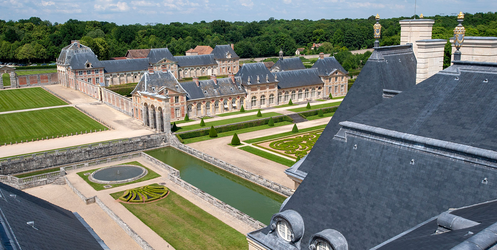 Vaux Le Vicomte formal gardens and fountains - fixed price transfers with no hidden charges