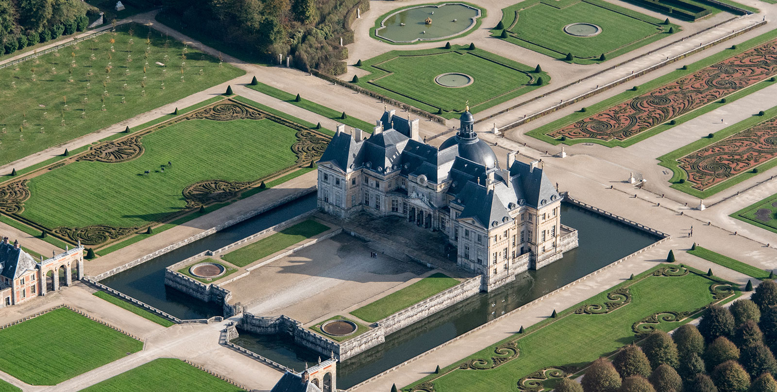 Vaux Le Vicomte château illuminated at night - 24/7 private transfer service from Paris airports