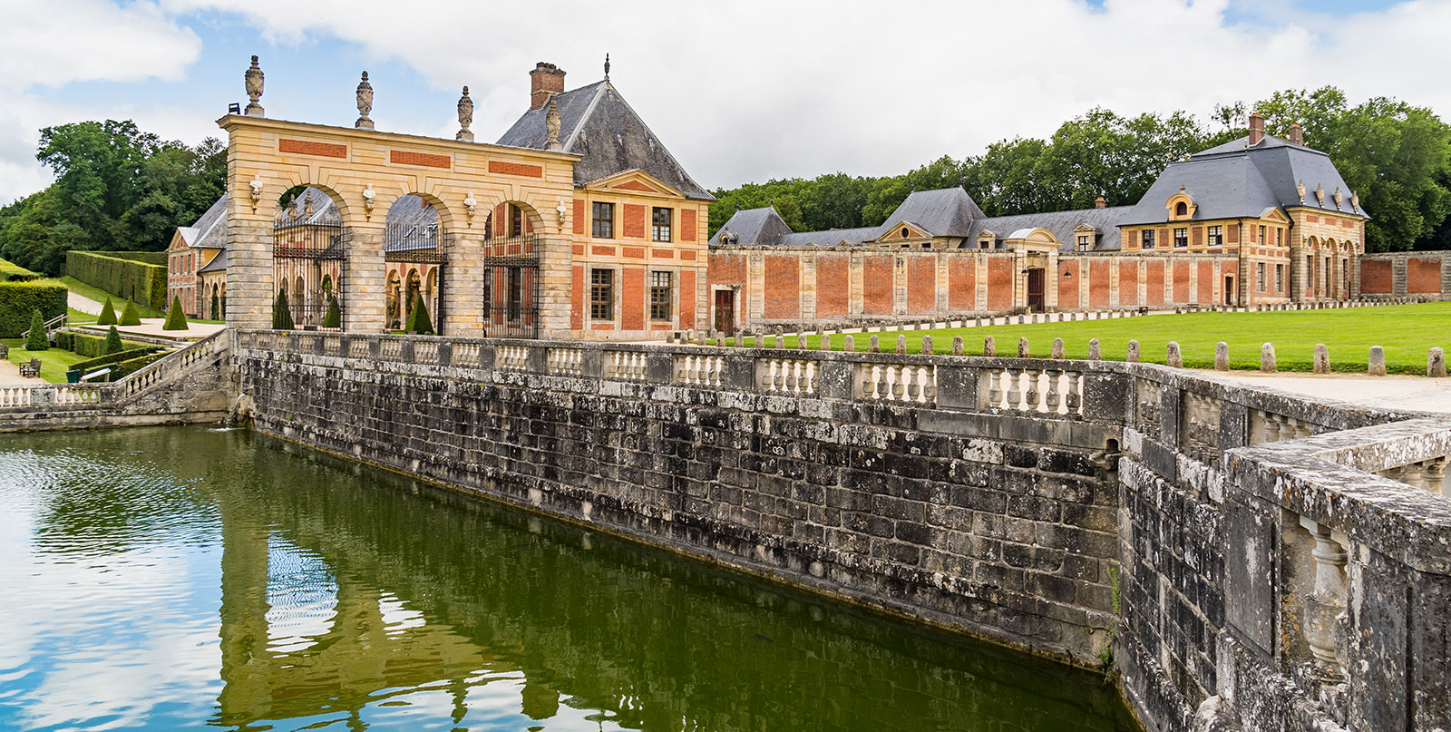 Aerial view of Vaux Le Vicomte estate - reliable door-to-door transportation from Paris