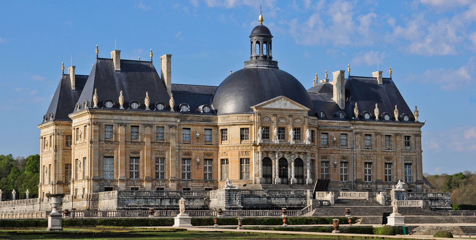 Historical Vaux Le Vicomte architecture - convenient Paris airport transfer with bilingual drivers