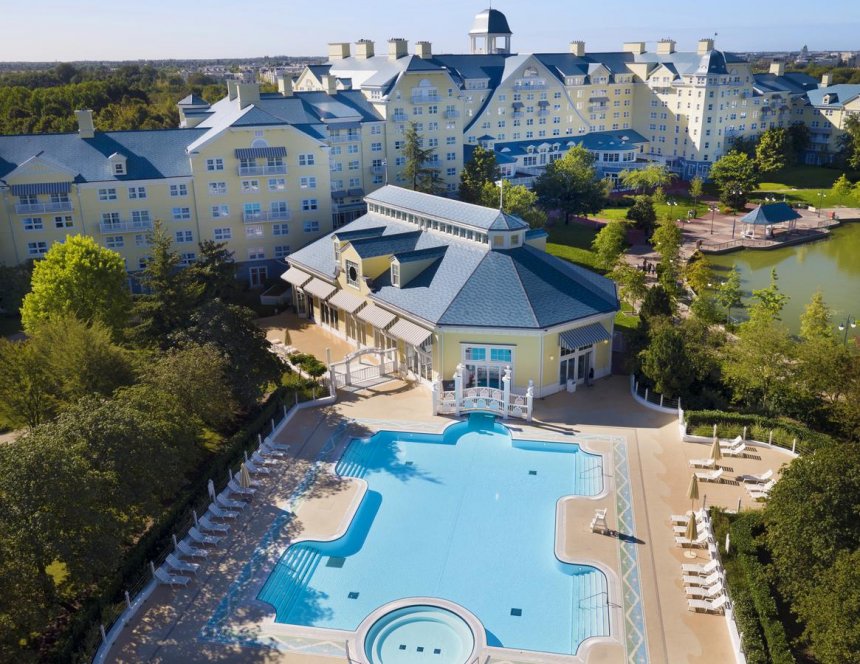 How to Get from Charles de Gaulle to Newport Bay Club Hotel?